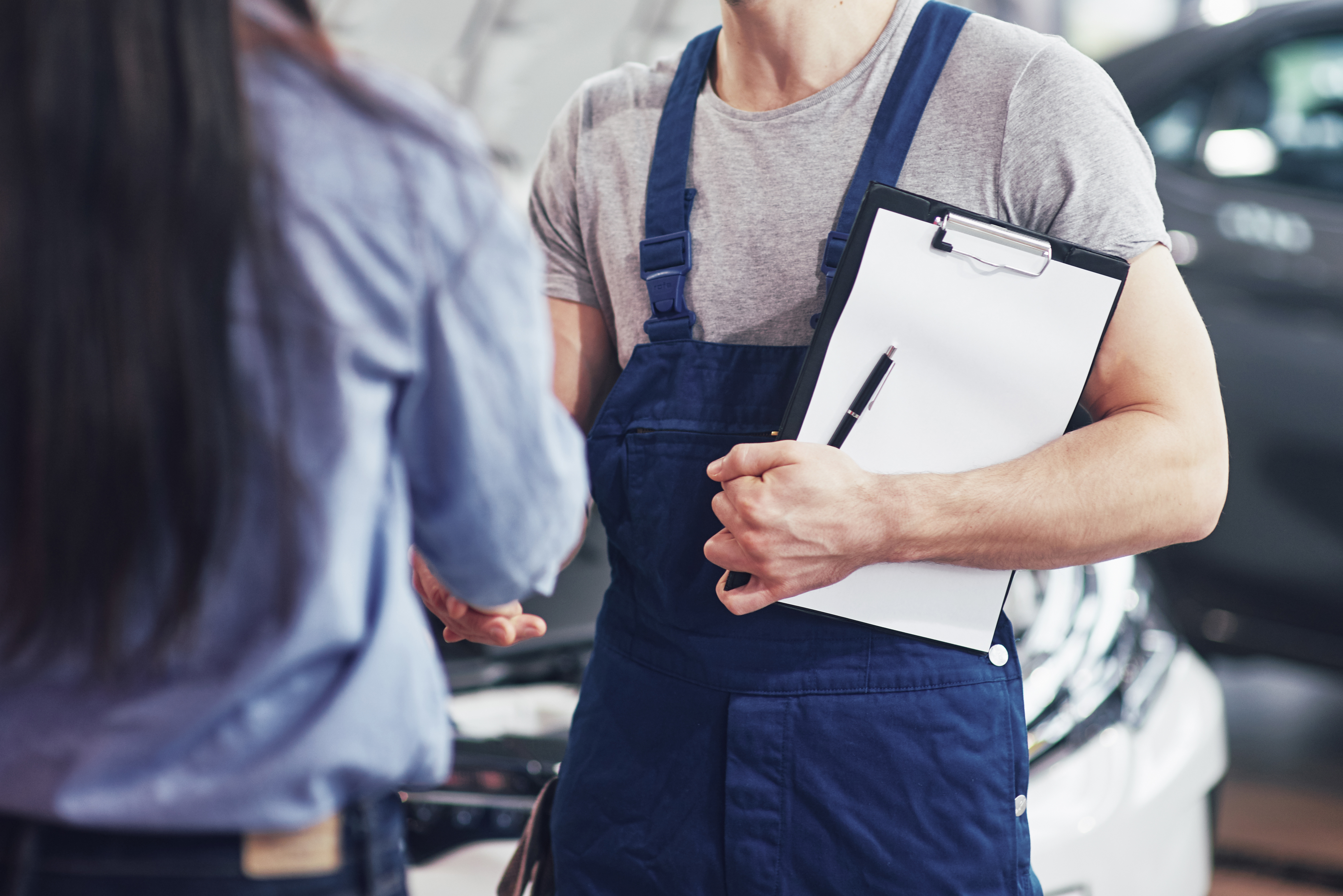 husband-car-mechanic-woman-customer-make-agreement-repair-car-3